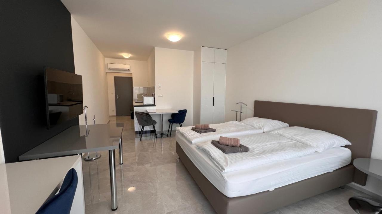 Air Conditioned 1 Vienna Gate, 3 *