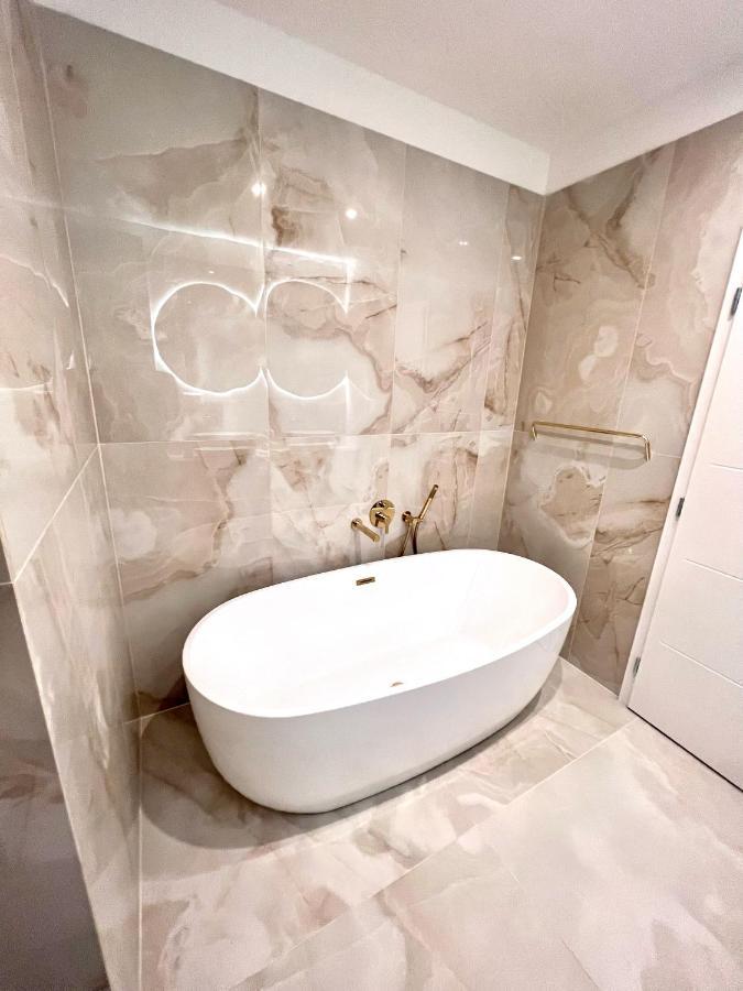 Stylish 3 Bedroom In The Hearth Of Center With History *