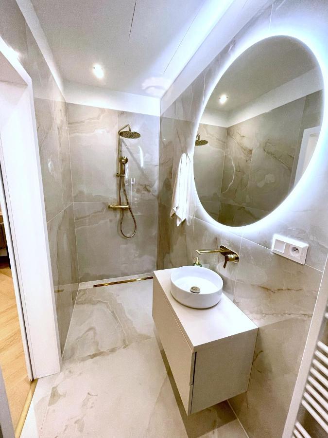 Stylish 3 Bedroom In The Hearth Of Center With History Bratislava