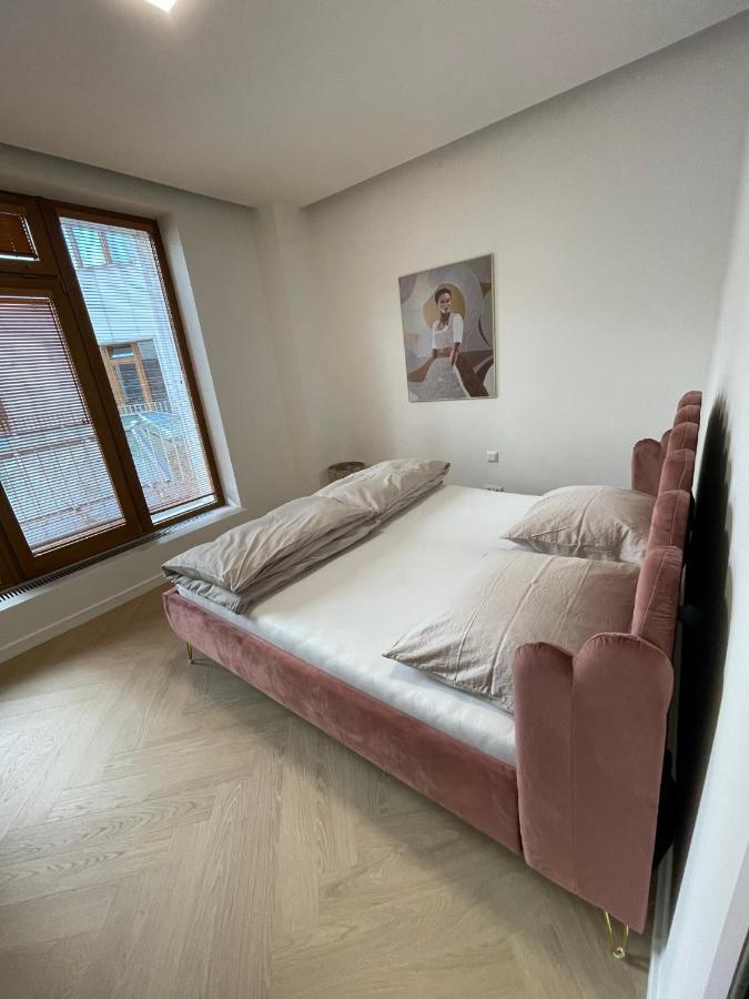 Stylish 3 Bedroom In The Hearth Of Center With History Apartment