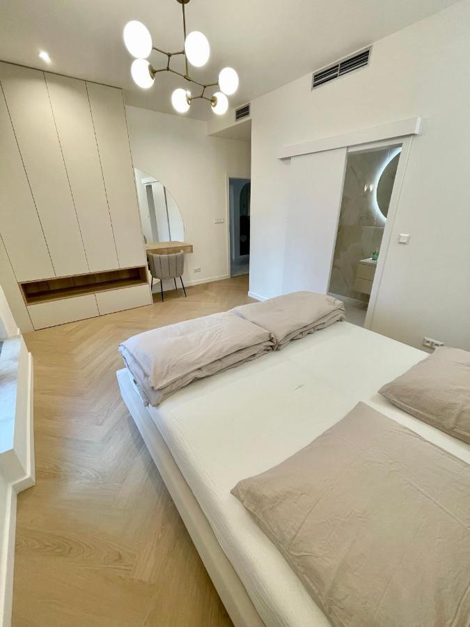 Stylish 3 Bedroom In The Hearth Of Center With History Apartment *