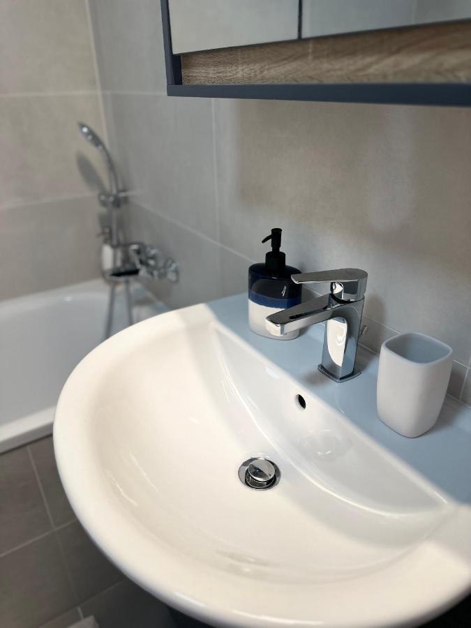 Apartment S Klimatizaciou A Balkonom Pri Letisku Bts Bratislava