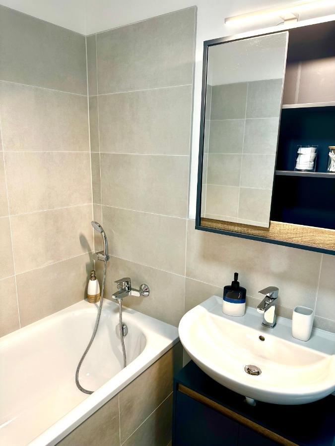 Apartment S Klimatizaciou A Balkonom Pri Letisku Bts *