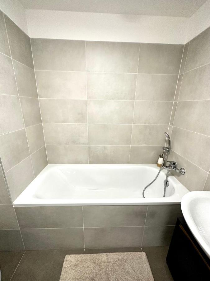 Apartment S Klimatizaciou A Balkonom Pri Letisku Bts *