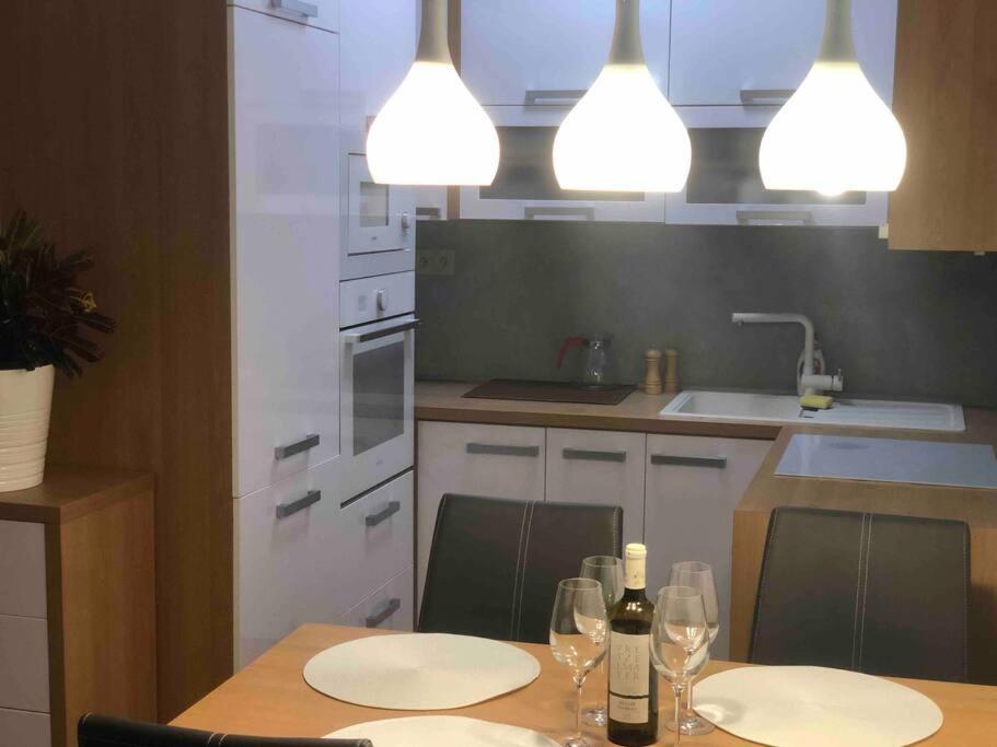 Apartment Downtown In The Heart Of The New Center, 4 Persons, Parking *
