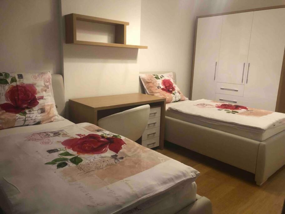 Downtown In The Heart Of The New Center, 4 Persons, Parking Apartment *