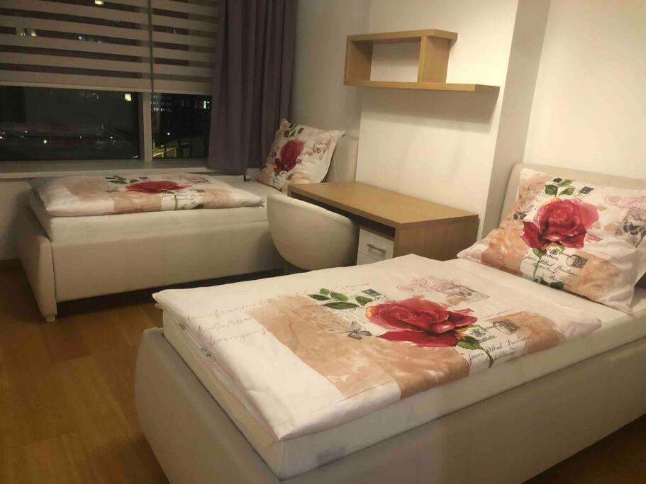 Downtown In The Heart Of The New Center, 4 Persons, Parking Apartment