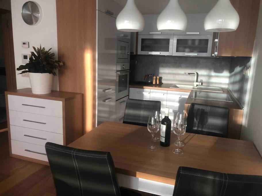 Apartment Downtown In The Heart Of The New Center, 4 Persons, Parking