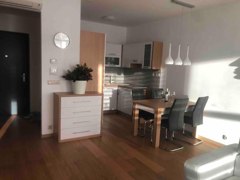 Downtown In The Heart Of The New Center, 4 Persons, Parking *