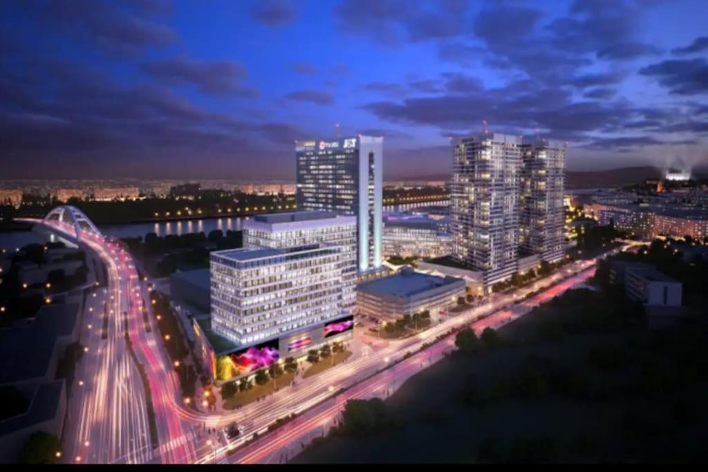 Downtown In The Heart Of The New Center, 4 Persons, Parking Apartment