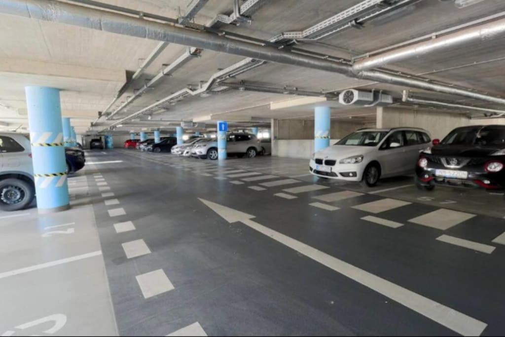 Downtown In The Heart Of The New Center, 4 Persons, Parking Apartment Bratislava