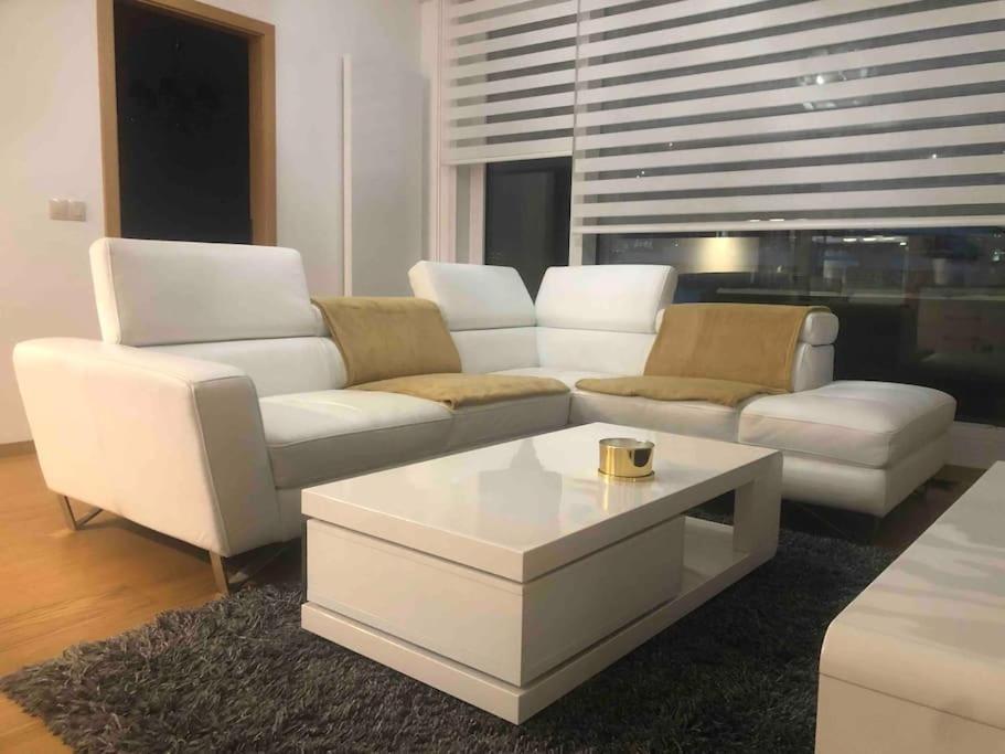Downtown In The Heart Of The New Center, 4 Persons, Parking