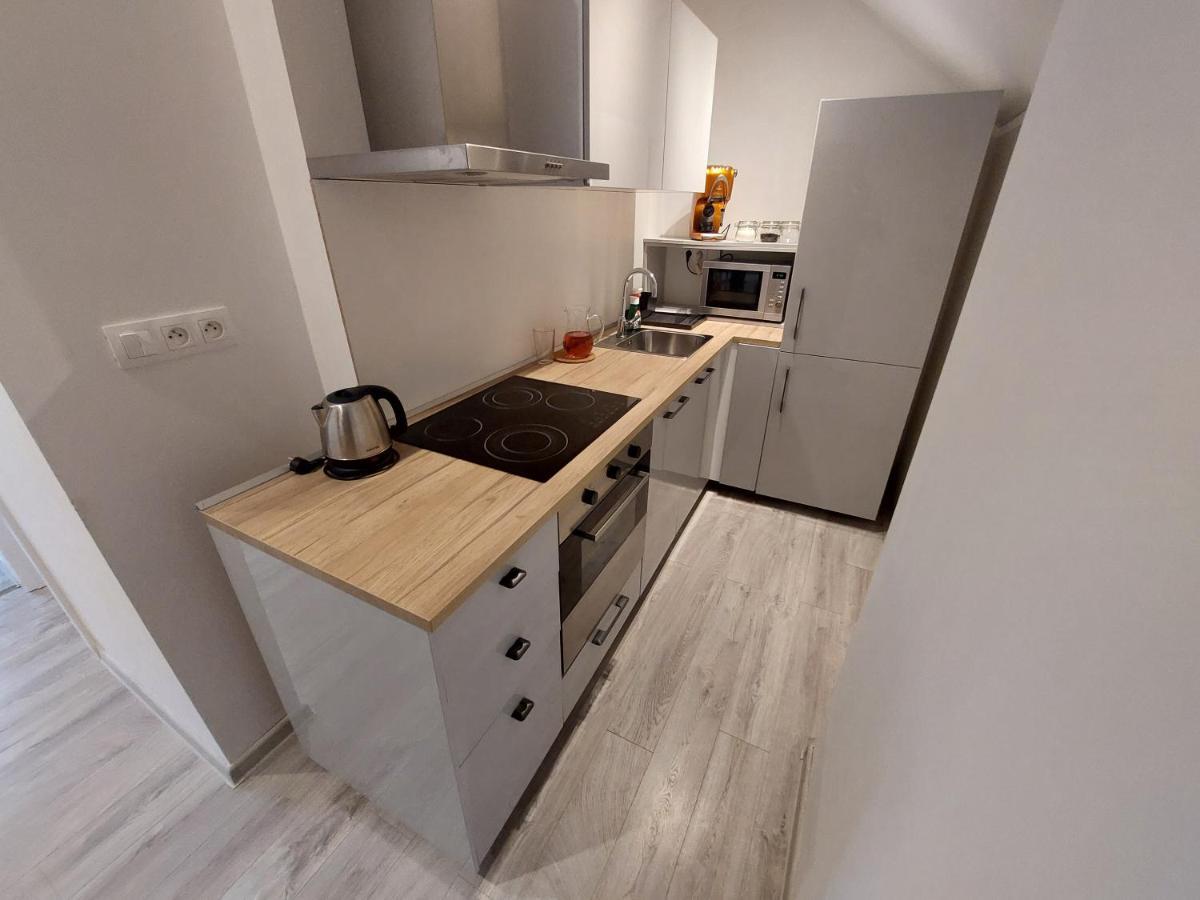 Utulny Apartman S Balkonom