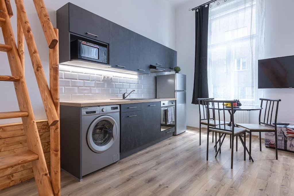 Charlie - Modern Centrally Located Downtown Studio Apartment