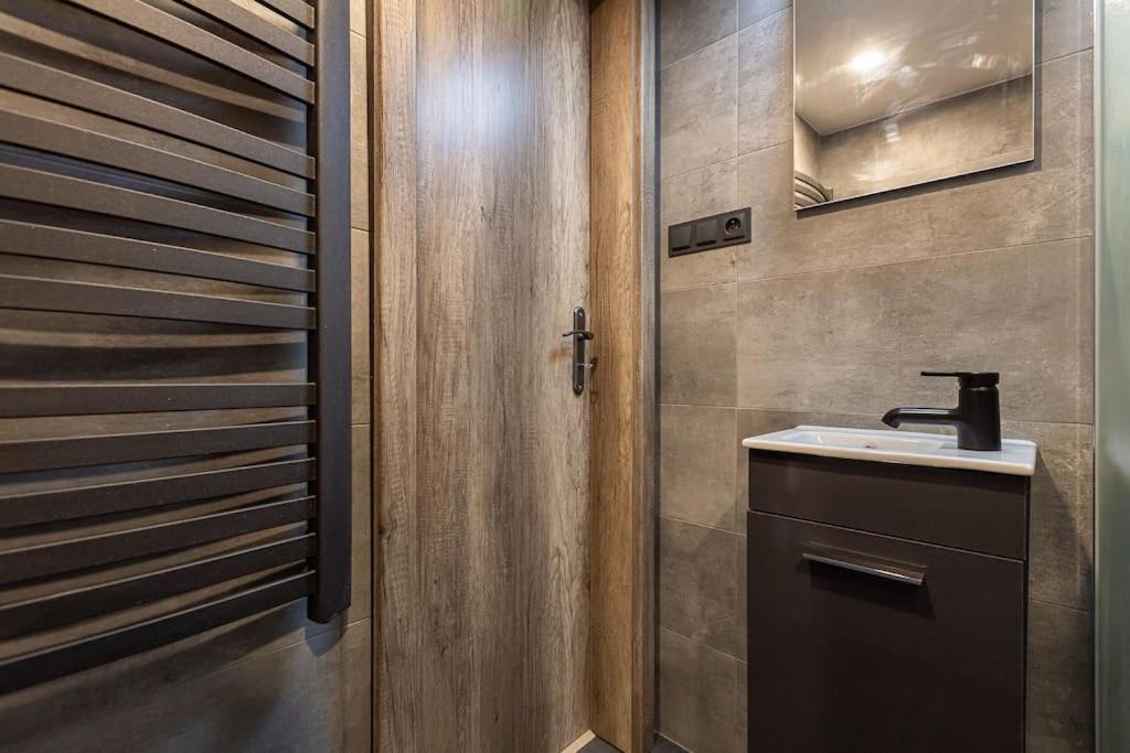 Charlie - Modern Centrally Located Downtown Studio *