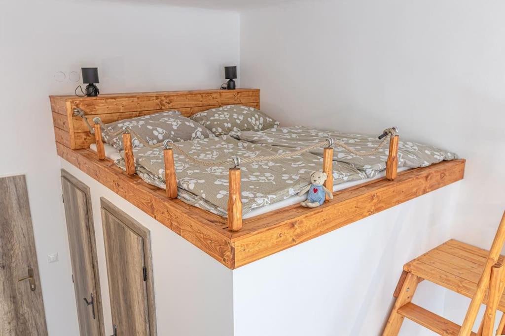 Charlie - Modern Centrally Located Downtown Studio *