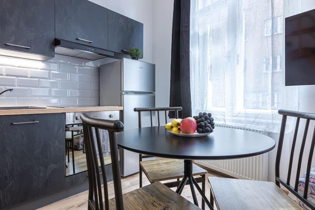 Charlie - Modern Centrally Located Downtown Studio