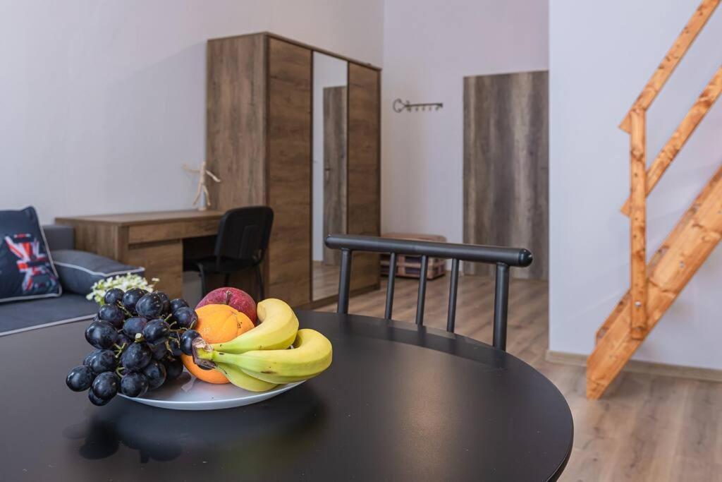 Apartment Charlie - Modern Centrally Located Downtown Studio *