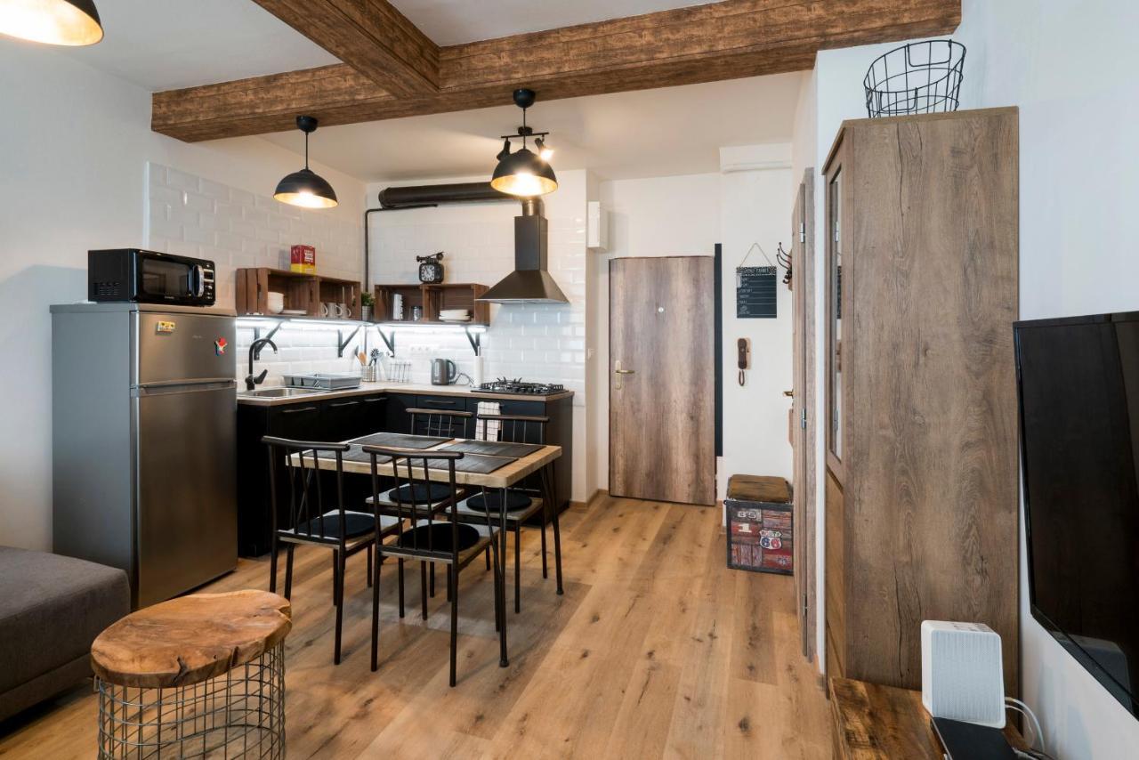 Apartment Stylish Centrally Located 1br With Parking *