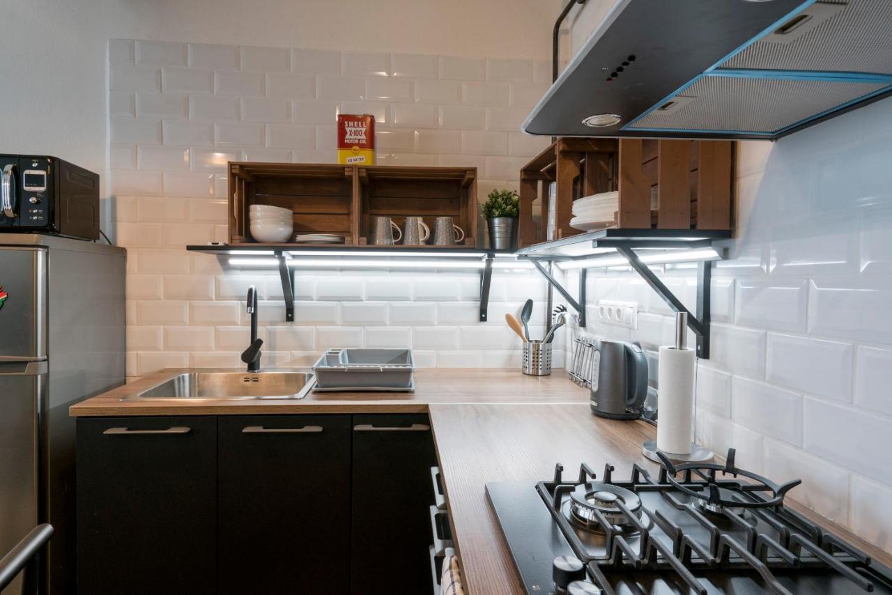 Stylish Centrally Located 1br With Parking Apartment *