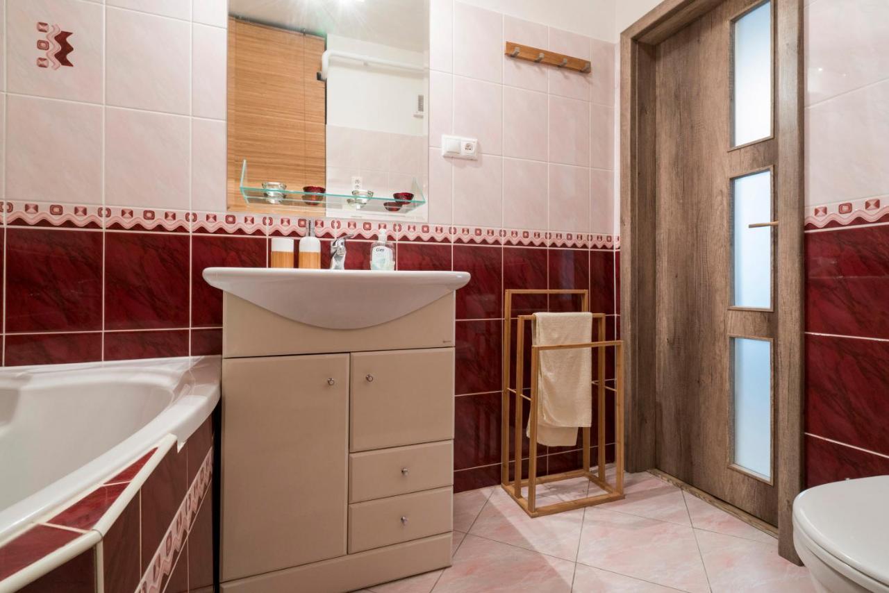 Apartment Stylish Centrally Located 1br With Parking