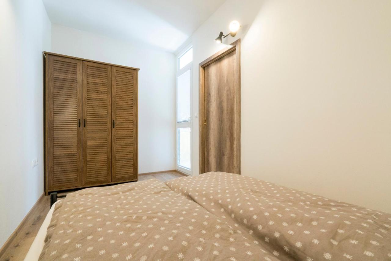 Apartment Stylish Centrally Located 1br With Parking *