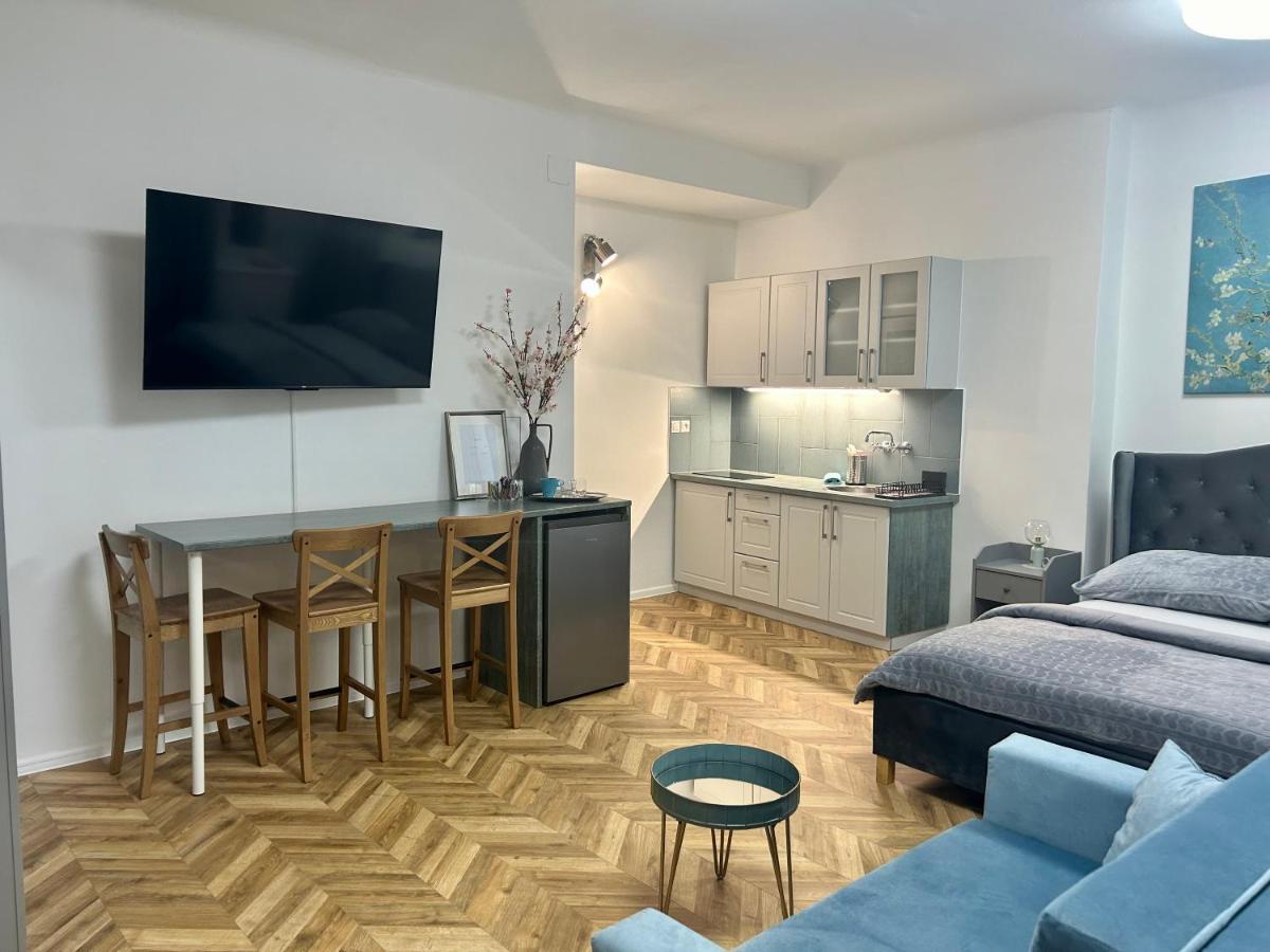 Almond Apartment *