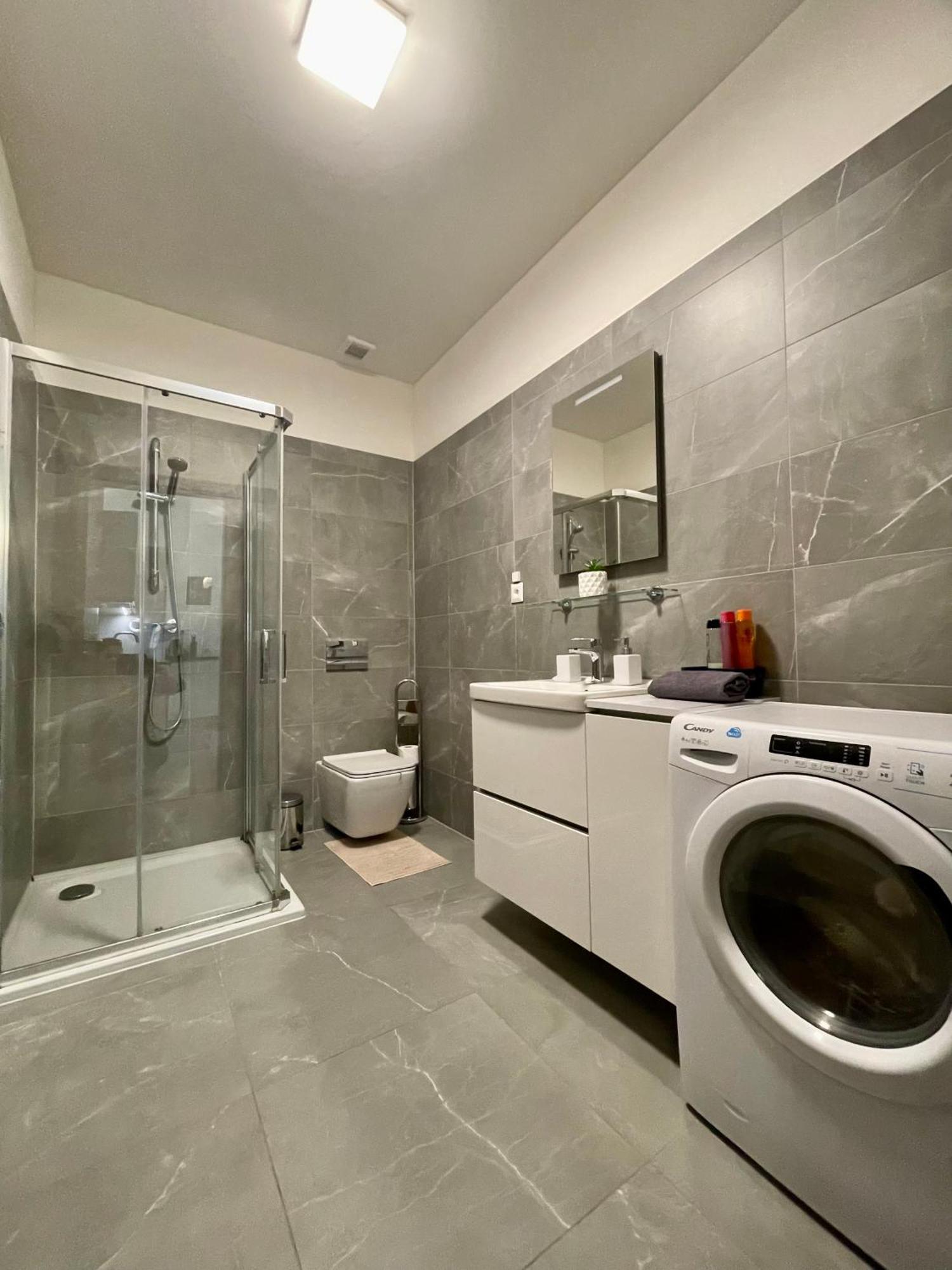 Appartamento New, Beautiful With Parking In Location!