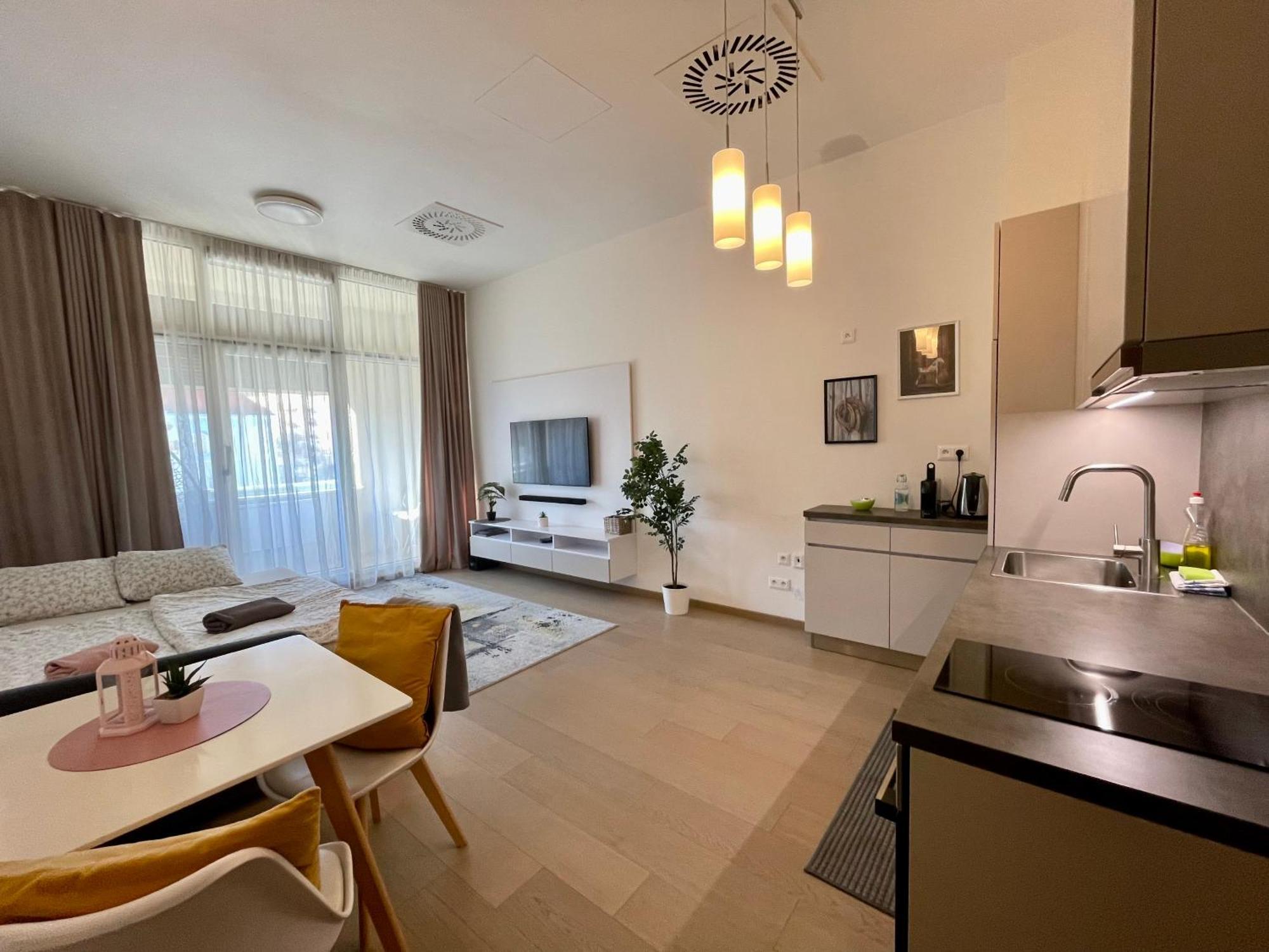 Appartamento New, Beautiful With Parking In Location! *