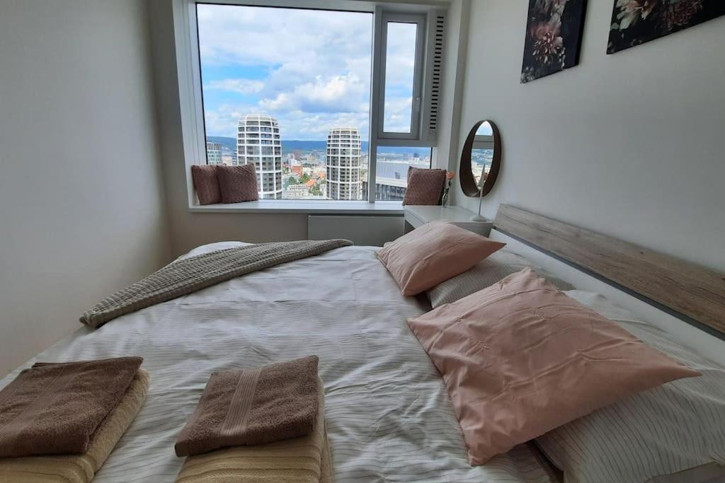 Unrivaled Look Over The City, 27th. Floor, Access 24/7 Apartment *