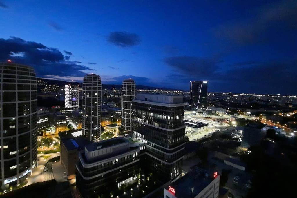 Unrivaled Look Over The City, 27th. Floor, Access 24/7 Apartment *