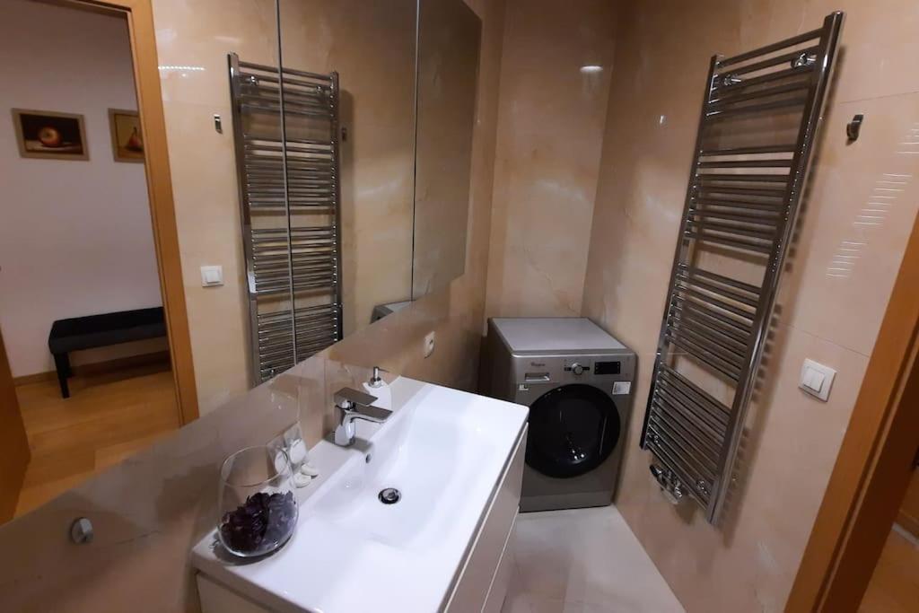 Unrivaled Look Over The City, 27th. Floor, Access 24/7 Apartment