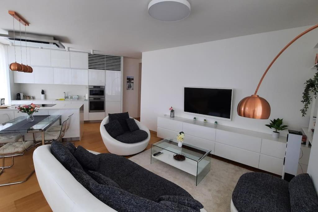 Unrivaled Look Over The City, 27th. Floor, Access 24/7 Apartment *