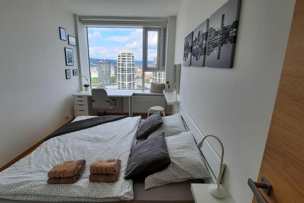 Unrivaled Look Over The City, 27th. Floor, Access 24/7 Apartment *