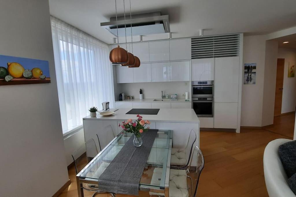 Unrivaled Look Over The City, 27th. Floor, Access 24/7 *