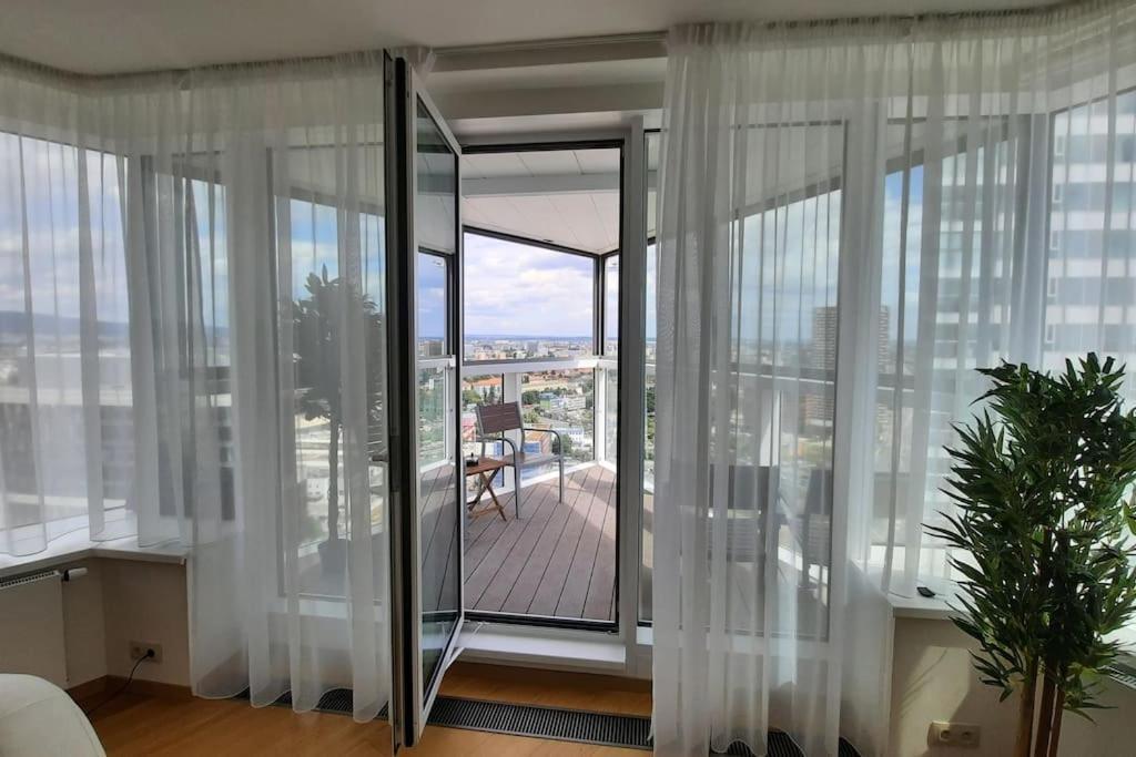 Unrivaled Look Over The City, 27th. Floor, Access 24/7 Apartment