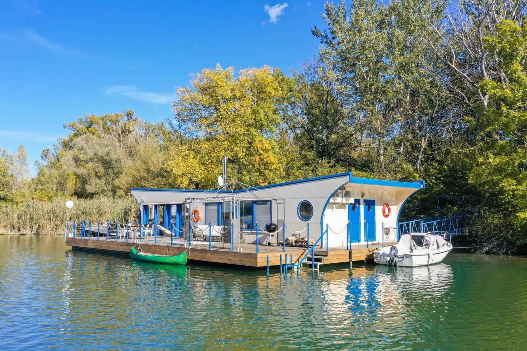 Ocarujuci Houseboat Na Dunaji Bratislava