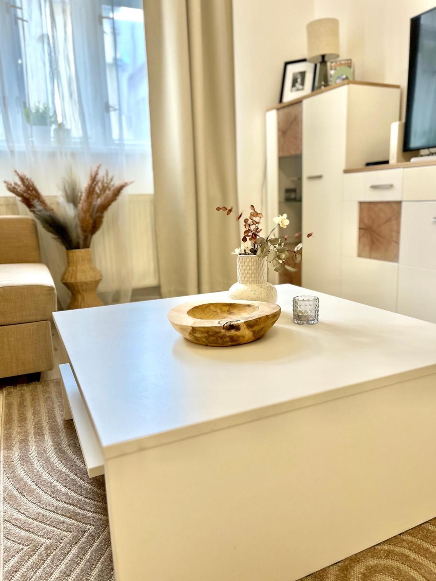 Bond Old Town Apartment