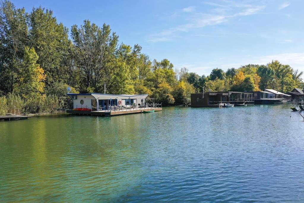 Ocarujuci Houseboat Na Dunaji Holiday home Bratislava