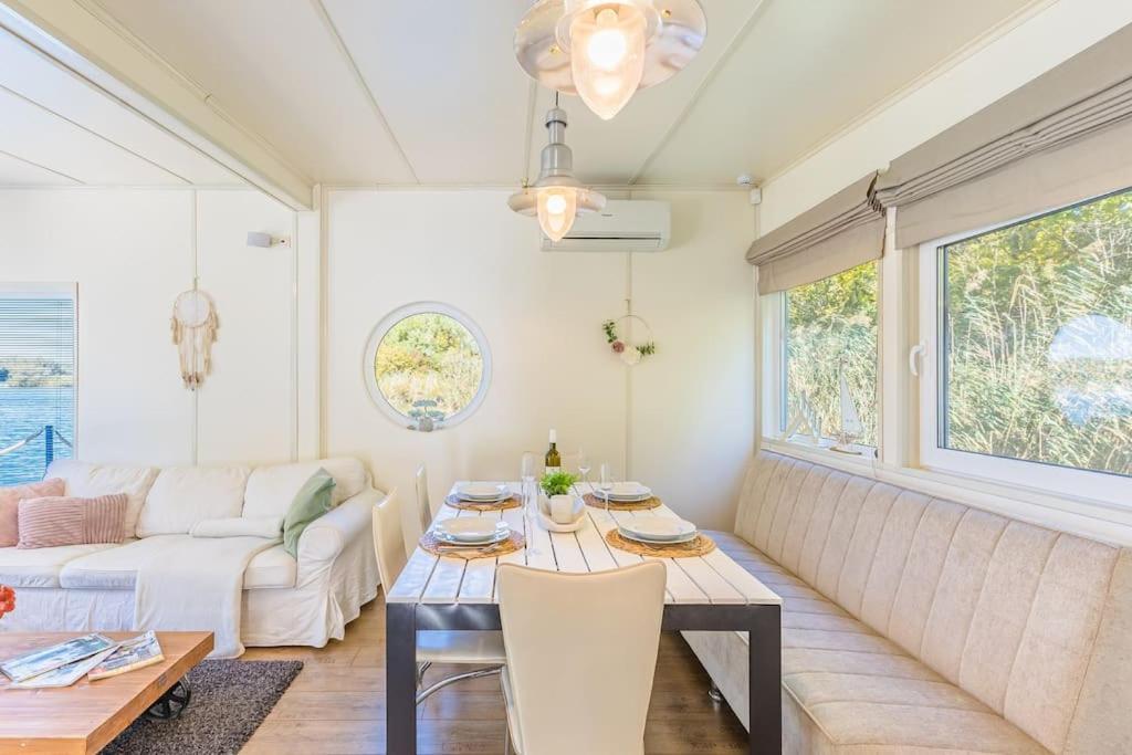 Ocarujuci Houseboat Na Dunaji Bratislava