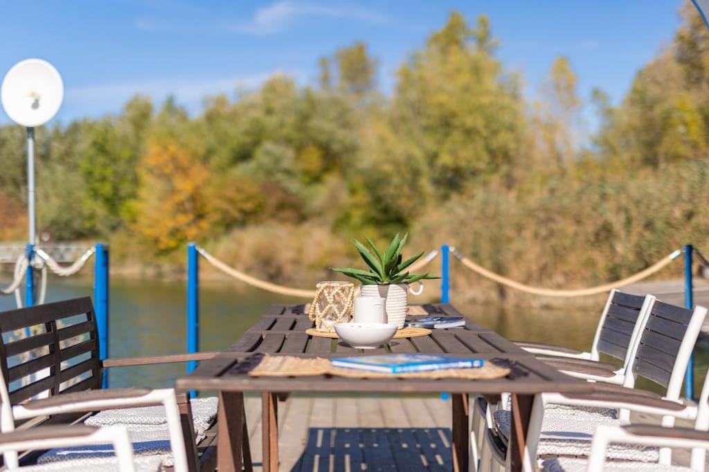 Holiday home Ocarujuci Houseboat Na Dunaji *