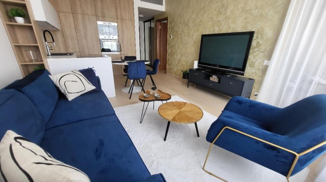 Blue Elegance Sky Park With Parking Apartment