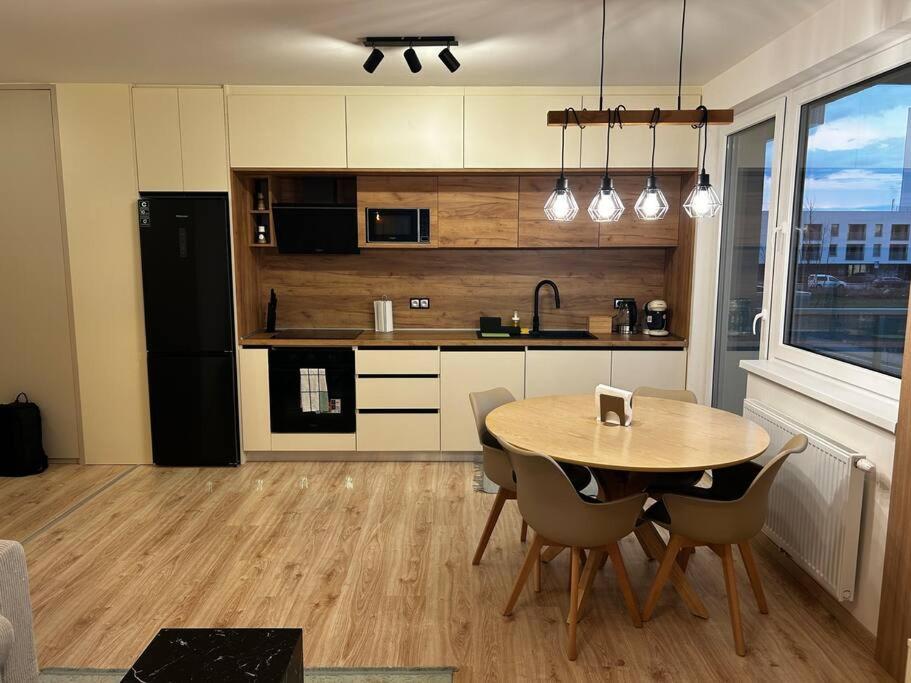 New 2 Bedroom By The Airport - Free Parking Apartment Bratislava