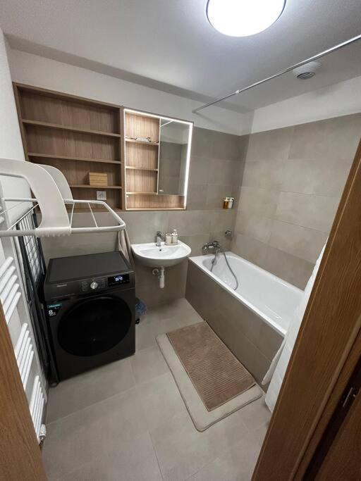 New 2 Bedroom By The Airport - Free Parking Apartment Bratislava
