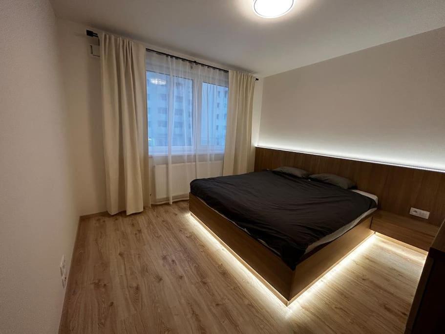 New 2 Bedroom By The Airport - Free Parking Apartment
