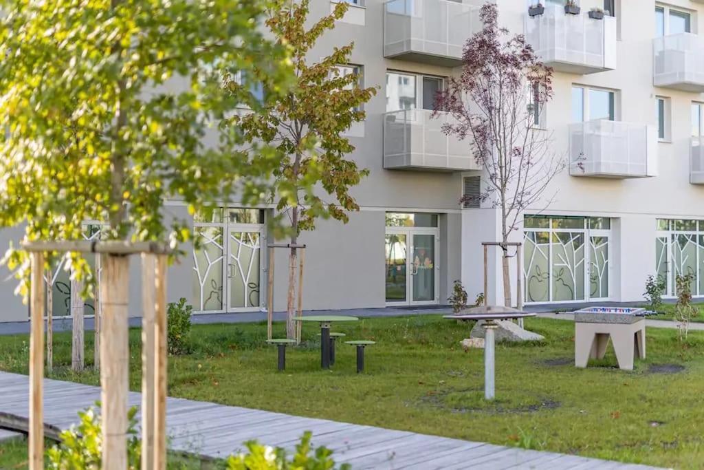 New 2 Bedroom By The Airport - Free Parking