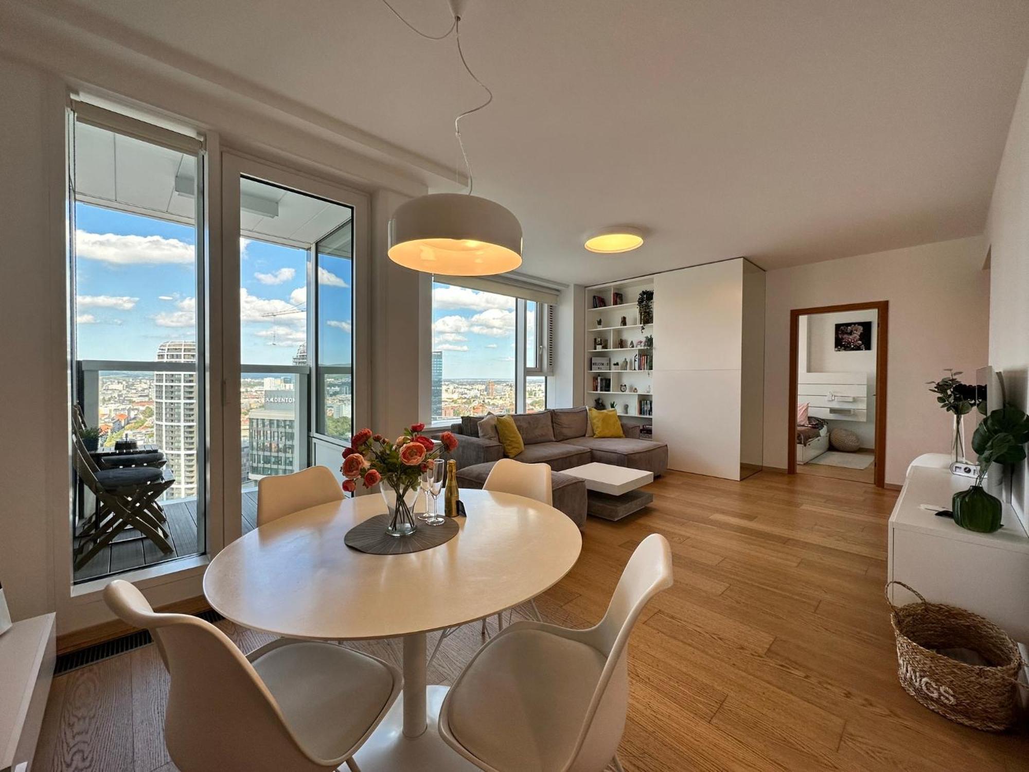View From 27th Floor, Free Parking, Keyless Apartment *