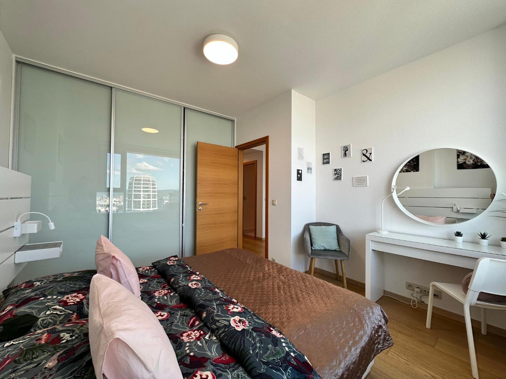 View From 27th Floor, Free Parking, Keyless Apartment