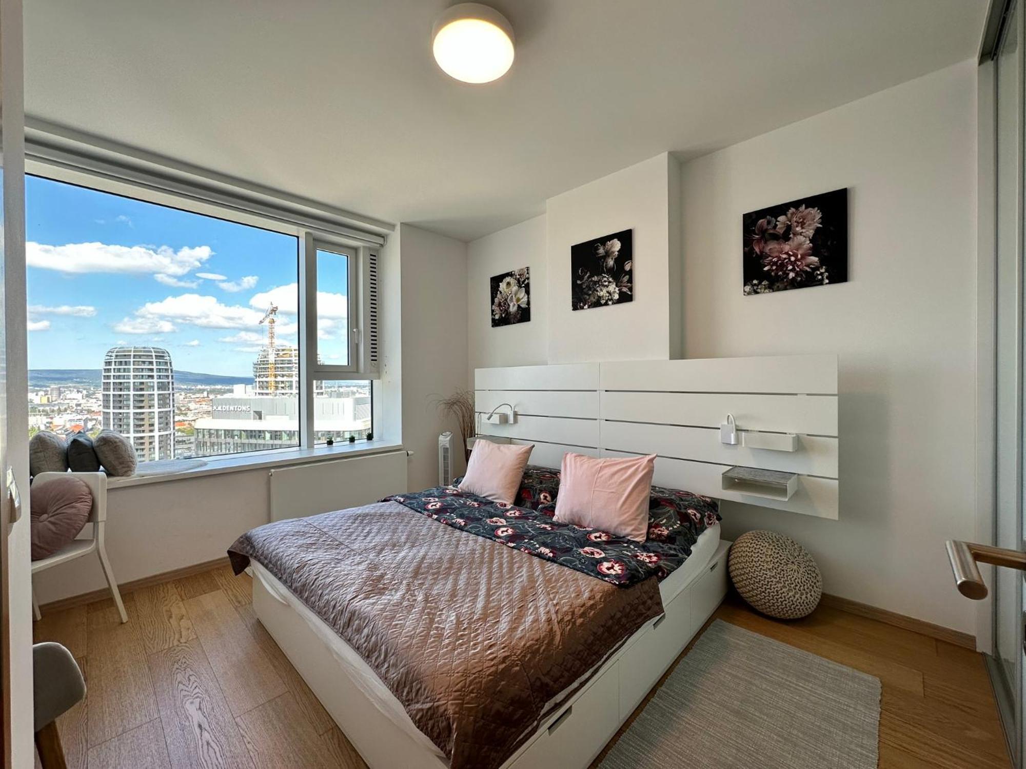 View From 27th Floor, Free Parking, Keyless