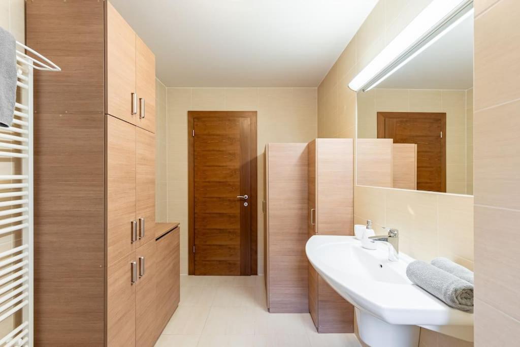 Urban Haven: Blissful Living In Apartment *